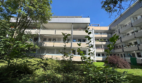 Located in the heart of the Au district, and very quiet: wonderful apartment with a large, sunny balcony overlooking the courtyard.