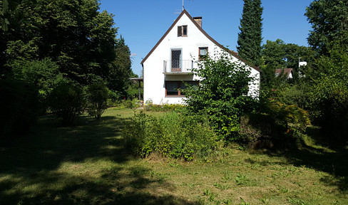 Wonderful plot of land, located in a quiet area in the heart of Haar, with an existing older building.