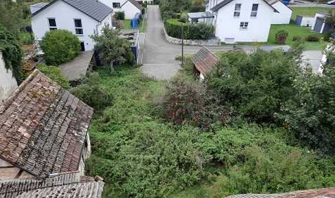 Quiet, level building plot in the center of Eutingen, suitable for a detached house or a semi-detached house.