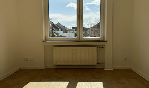 Bright and modern one-bedroom apartment with fitted kitchen.