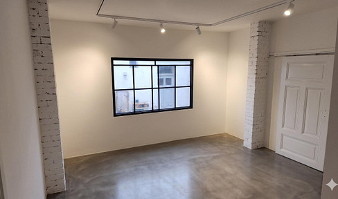 Visit now! Artist's studio with storage space, located directly on Gartenfeldplatz in the Neustadt district of Mainz.