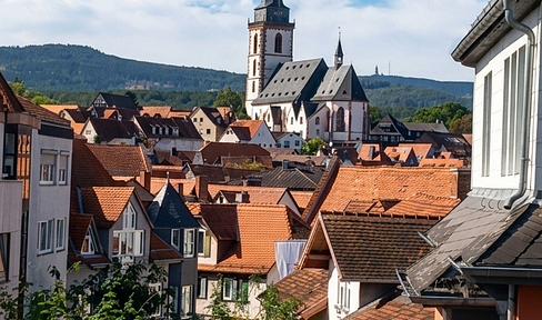 Bright, city-center apartment with a view of the Feldberg mountain.