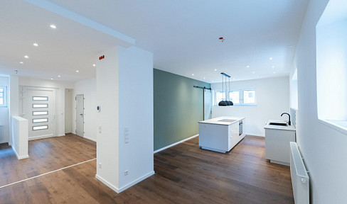 Accessible 5-room apartment with 2 bathrooms, a garage, and a hobby room.