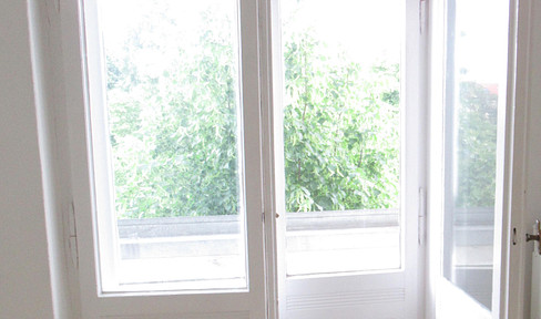 Charming 3-room apartment with old-building character, a balcony, and a wide view, located in the Boxi area, suitable for shared living.