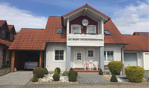 Schönes Einfamilienhaus mit Carport und Garage