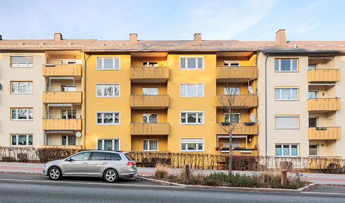 First occupancy after renovation - spacious 3-room apartment, including kitchen.