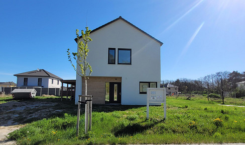 Energy-efficient architect-designed house under construction, featuring 6 rooms, 2 entrances, a carport, and a south-facing garden. Eligible for KfW 40 funding.