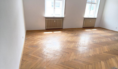 Beautifully renovated room in a shared apartment (5 people). First occupancy. Features include: oak flooring, two bathrooms with natural light, and Wi-Fi. Couples are welcome.