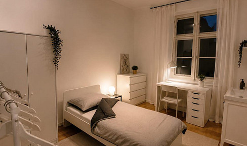 Two rooms are still available in a beautiful, well-maintained apartment building shared by five people. This is the first time the rooms have been occupied. Features include oak flooring, two bathrooms with natural light, and Wi-Fi.