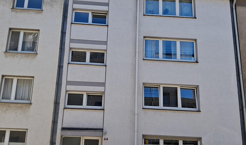 Schöne helle frisch renovierte 3,5 Zimmer Wohnung mit Balkon im gepflegten 5-Familienhaus