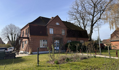 Altbau trifft Wohntraum – Großzügige 160 m² Maisonettewohnung mit Dachterrasse in Ostseenähe