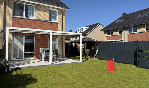 Newly renovated terraced house with a garden paradise and a large terrace.