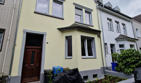 Sunny attic apartment in a fantastic location.