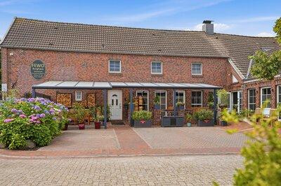 Exceptional 220 m² ground-floor apartment – stylish living near the North Sea.