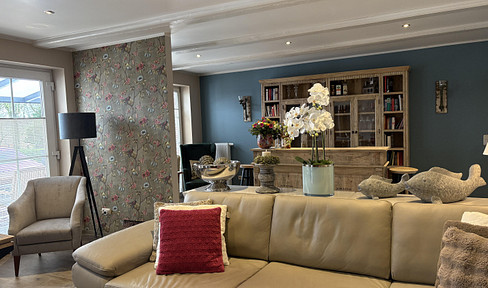 Exceptional living near Greetsiel: 220 m² in a historic manor house (built in 1780), renovated to a high standard.