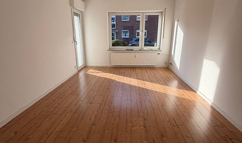 Newly renovated, bright 3-room apartment with a balcony, located near the zoo.