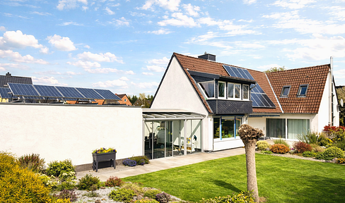 Stylish detached house in a quiet, cul-de-sac location.