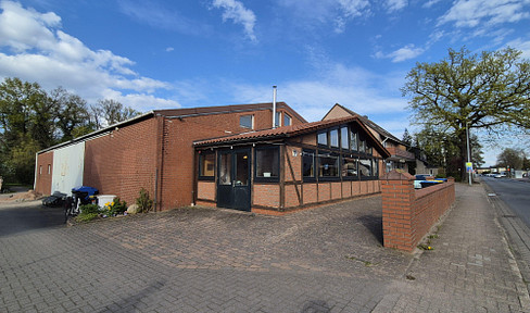 Commercial space with a large sales area and refrigeration capacity, suitable for a variety of uses.