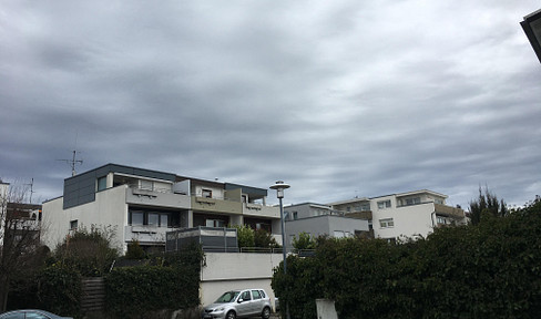 Sunny 1.5-room apartment with balcony, fitted kitchen, and parking space.