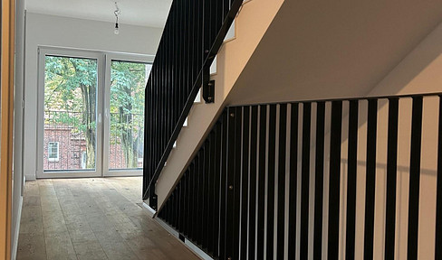 Exclusive maisonette apartment in a townhouse style, located in the Marienthal district of Hamburg.