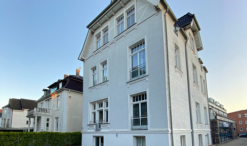 4-room apartment in a villa, located in the city center.