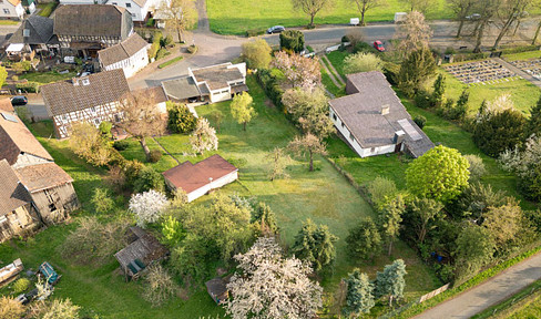 Sunny 1,500 m² plot in a south-east facing location – Plenty of space for a detached house or a duplex.