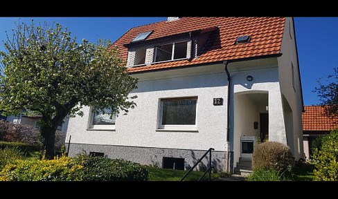 Prime location in Günne: Detached house/semi-detached house in need of renovation, situated on a 840 m² plot with potential for lake views.