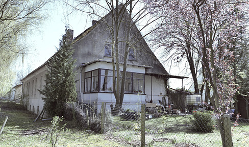 For sale: A two-family house in Quermathen, a district of Nauen.