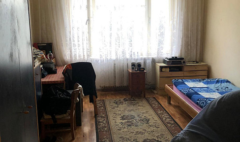 Empty 1-bedroom apartment in the heart of the city.