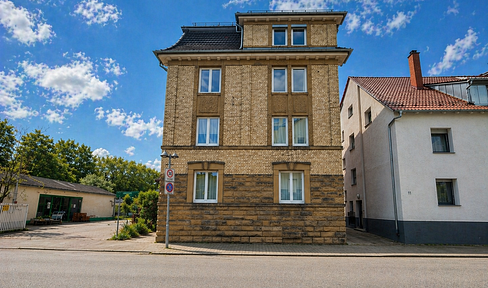 Furnished room in a shared apartment within a charming, renovated old building – bright, modern, with a balcony.