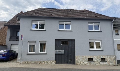 Detached house with an additional self-contained apartment, and space suitable for commercial or private use.