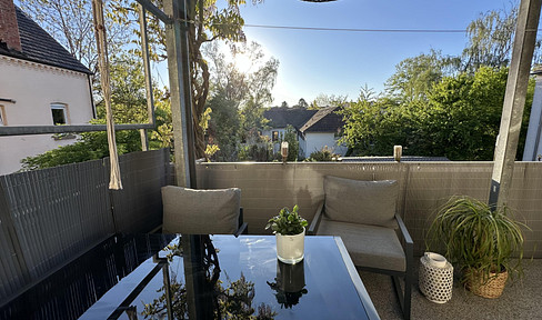 Centrally located with a view of greenery: Renovated 4-room apartment with a large balcony in eastern Ludwigsburg.