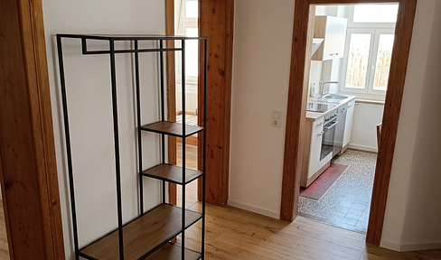 Renovated 3-room apartment, centrally located and furnished, with a balcony.
