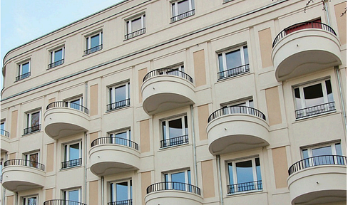 Bright and spacious 3-room residence with 3 balconies and concierge service, located in the prestigious Diplomatenpark.