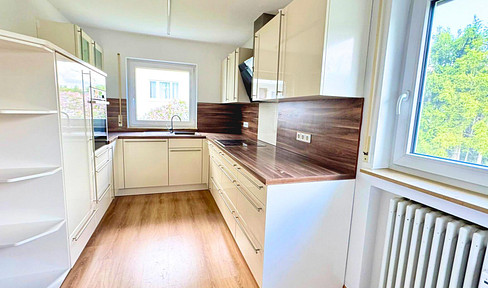 Modern renovated 3-room apartment with fitted kitchen, balcony, and garage in Laichingen.