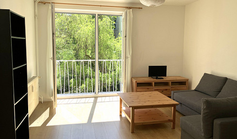 Bright, 2-room apartment in Schöneberg with a view of greenery, available without any reference requirements, offered by a private individual.