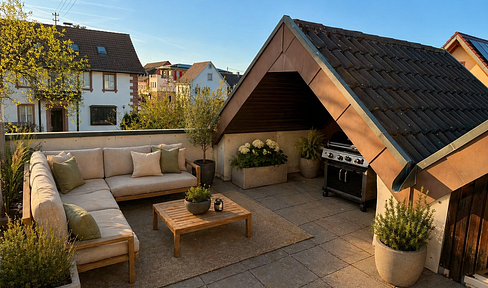 Renovated 4-room apartment, 138 square meters, with a huge rooftop terrace.