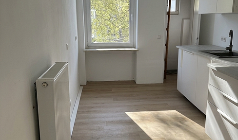 Large apartment in the List district, featuring a newly renovated bathroom and a fitted kitchen.