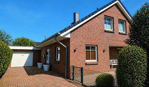 Well-maintained detached house in a quiet location: Spacious garden and 2 terraces near Bad Segeberg.