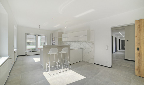 Completely renovated, high-quality 4-room apartment with a large rooftop terrace, located in the center of Fürstenfeldbruck.