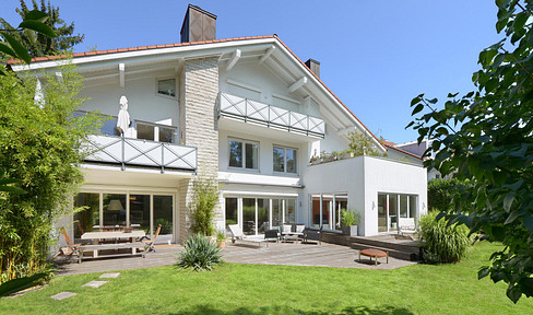 Bright and airy garden apartment with a house-like feel, located in Munich, Bogenhausen/Daglfing. No agency fees.