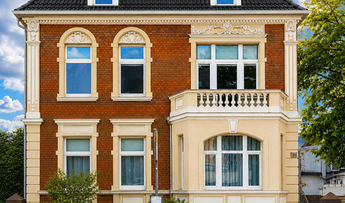 Spacious 2-room apartment with a rooftop terrace and 2 parking spaces, located in a central area.