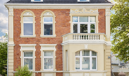 Spacious 2-room apartment with a rooftop terrace and 2 parking spaces, located in a central area.