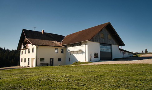 Farmhouse in a secluded location with 4,000 m² of land near Kempten. Includes 953 m² of commercial or storage space.