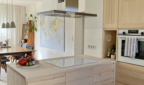 Two apartments in one: bright, quiet 6-8 room apartment, close to a park and lake.