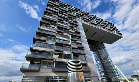 Luxurious 3-room apartment, 6th floor with balcony, located in the Kranhaus building in Cologne.