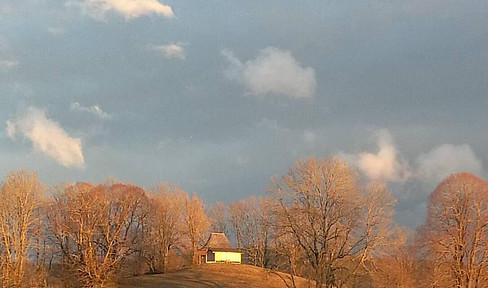 Spacious, bright apartment in a historic farmhouse – available for a fixed term of 1-2 years.