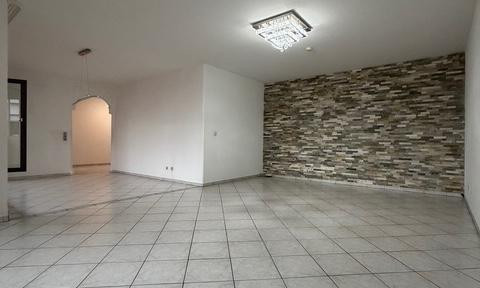 4-room apartment in Nordenstadt, featuring a fitted kitchen, balcony, and garage.