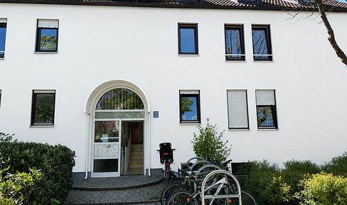 Bright, renovated 2.5-room apartment with a south-facing balcony in Munich-Moosach – available immediately and without commission.