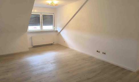 Großzügige 3-Zimmer-Dachgeschosswohnung mit sonniger Loggia, Stellplatz & Keller